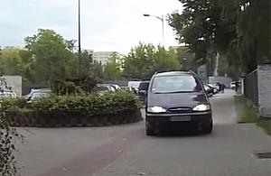 Samochód na chodniku, pieszy na masce