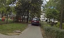 Samochód na chodniku, pieszy na masce