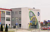 Parkingowa samowolka przy podstawówce? Dzielnica wyśle strażników