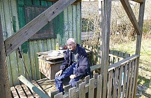 Bezdomny staruszek czeka na pomoc