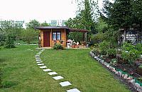 Jedni pielą, inni grillują. Działki przyciągają niczym magnes