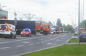 Ranni w wypadku na Annopolu. Tir zderzył się z tramwajem
