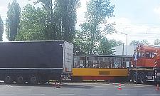 Ranni w wypadku na Annopolu. Tir zderzył się z tramwajem