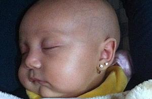 Dzieci z kolczykami. Moda czy głupota?