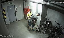 Skradziono rowery za 2500 zł. Policja szuka tych mężczyzn