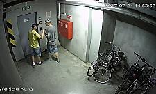 Skradziono rowery za 2500 zł. Policja szuka tych mężczyzn