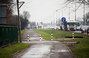 Rowerem po Modlińskiej. Powoli idzie nowe