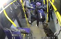 Pobicie w autobusie na Młocinach. Policja szuka młodych sprawców