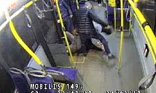Pobicie w autobusie na Młocinach. Policja szuka młodych sprawców