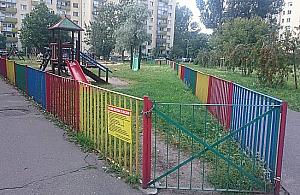 Plac zabaw zamknięty na kłódkę. "Oto wakacje na Bielanach"