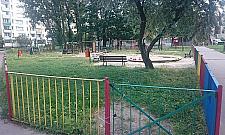 Plac zabaw zamknięty na kłódkę. "Oto wakacje na Bielanach"