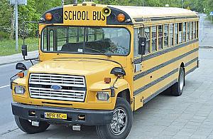 School busem na dożynki pośród kapliczek