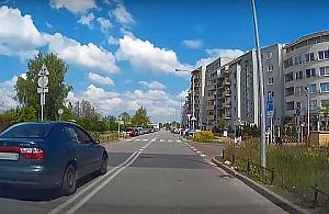 Tak się jeździ po Bemowie. Potrzebne progi?