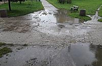 Deszcze potargały park Górczewska. "Nie da się przejść"