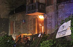 Stary dom na Kole w ogniu