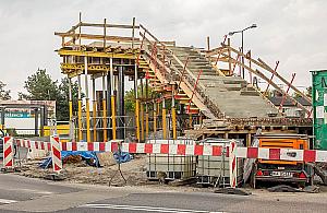 Piesi na schody, kierowcom lżej. Na Płowiecką wraca kładka