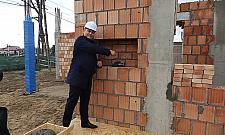 Nowa szkoła w Wawrze pnie się do góry