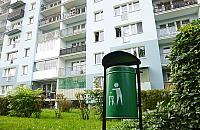 Leniwi lokatorzy bloków. Z okien lecą butelki