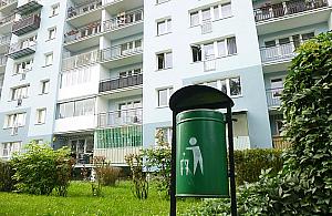 Leniwi lokatorzy bloków. Z okien lecą butelki