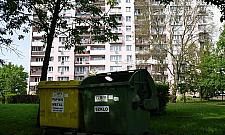 Leniwi lokatorzy bloków. Z okien lecą butelki