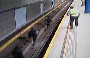 Graficiarze w akcji, tym razem biegali po torach metra