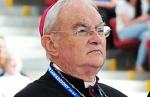 Arcybiskup Hoser na emeryturze. Kontrowersje pozostaną
