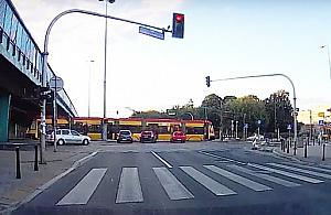 "Czerwone? Nie szkodzi". Złe rondo czy kiepscy kierowcy?