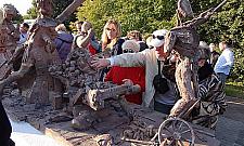 "Mieszczanie" stanęli w parku i wywołują dyskusję