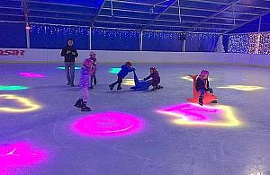 Zima zacznie się w listopadzie? Podświetlane lodowisko na Bródnie