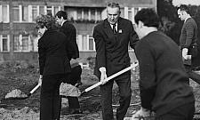 Panowie w garniturach posadzili drzewa. Towarzysz Gierek powrócił