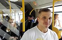 Agresywny pasa�er zniewa�y� kobiet�. Teraz szuka go policja