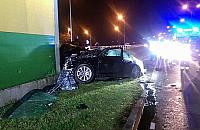 Rozpędzone audi wbiło się w ekrany. Dwie osoby nie żyją