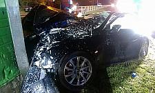 Rozpędzone audi wbiło się w ekrany. Dwie osoby nie żyją