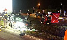 Rozpędzone audi wbiło się w ekrany. Dwie osoby nie żyją