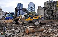 Szklane domy i rudery. Mirów pełen kontrastów