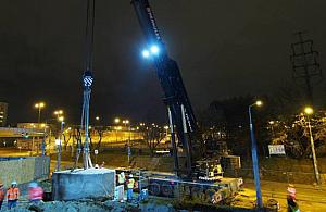 Dźwig kontra bunkier na Obozowej. Zobacz film