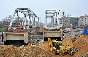 Koleją na Wolę. Przebudowa opóźniona