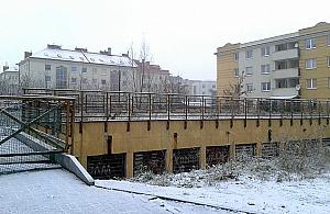 Dziwny garaż na Górcach. Zastąpi go blok?