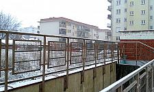 Dziwny garaż na Górcach. Zastąpi go blok?