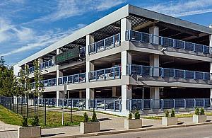 Cztery piętrowe parkingi na Jelonkach? "Plan jest bulwersujący"