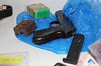 Ukrywa� si� przed policj�, mia� nielegaln� bro�