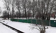 Wawrzyszew płotem podzielony. "Proszę nie niszczyć"