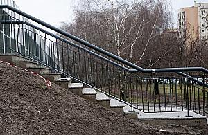 Schody nic nie dały. "Potrzebne przejście przez tory"