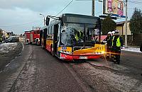 Kierowca zas�ab�, autobus taranowa� auta