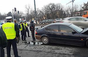 BMW kontra autobus. Zderzenie w godzinach szczytu