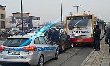 BMW kontra autobus. Zderzenie w godzinach szczytu