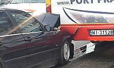 BMW kontra autobus. Zderzenie w godzinach szczytu