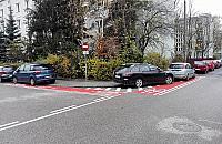 Autami zastawiają skrzyżowania. "Cebule parkowania"