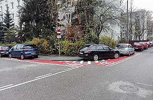 Autami zastawiają skrzyżowania. "Cebule parkowania"