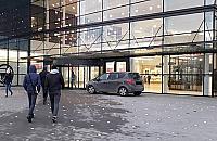 "Ja tylko na chwilę". Król zajechał pod galerię